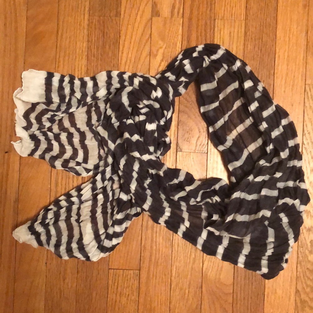 Gray and white scarf 😎